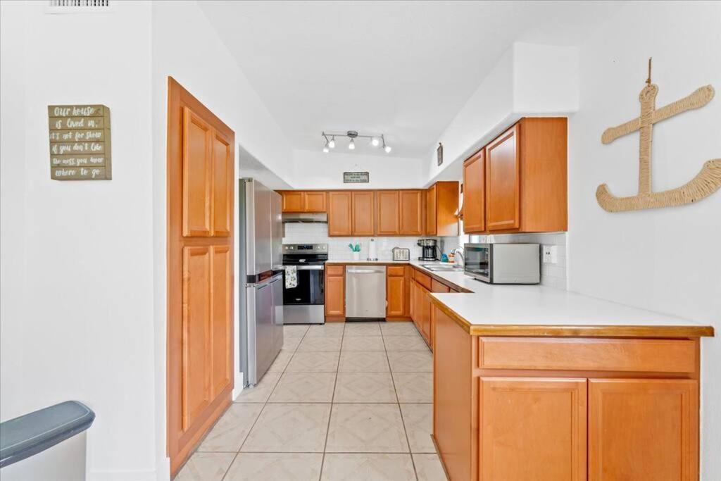 Holiday home Beach House In Cocoa Beach - Steps To Beach - Game Room - Backyard With Grill - Playground