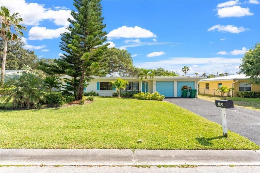 Holiday home Beach House In Cocoa Beach - Steps To Beach - Game Room - Backyard With Grill - Playground *