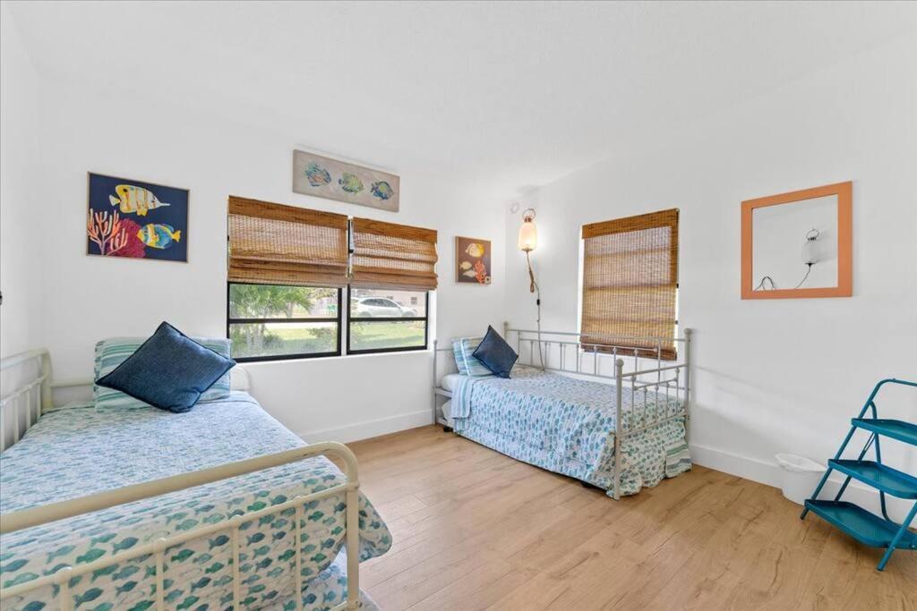 Holiday home Beach House In Cocoa Beach - Steps To Beach - Game Room - Backyard With Grill - Playground Cocoa Beach