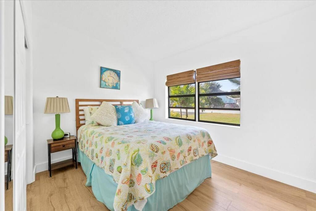 Holiday home Beach House In Cocoa Beach - Steps To Beach - Game Room - Backyard With Grill - Playground Cocoa Beach