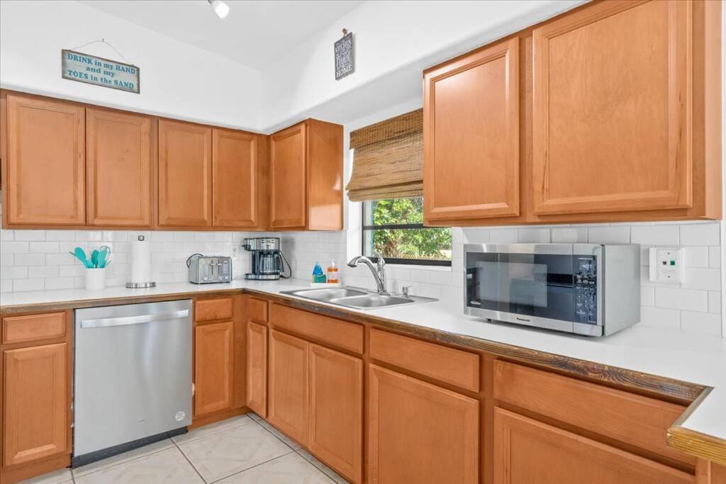 Holiday home Beach House In Cocoa Beach - Steps To Beach - Game Room - Backyard With Grill - Playground