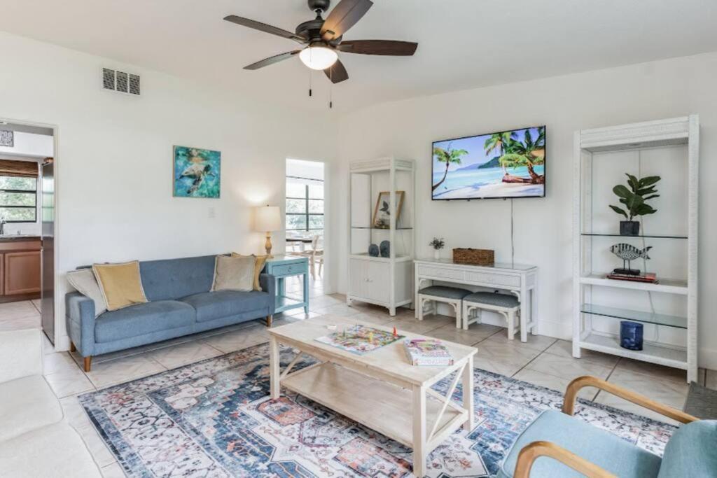 Beach House In Cocoa Beach - Steps To Beach - Game Room - Backyard With Grill - Playground Holiday home *